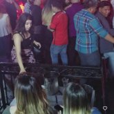 Busco una chica que esté ni  alta ni