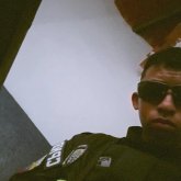 Un hombre actuado trabajando y todo.