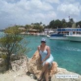 Busco conocer gente. Una mujer con