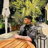 Preferible que hable español. Busco a