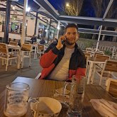 Busco ligar. Chicas. Una persona alegre.