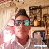 Busco ligar. Chavas. Feliz.