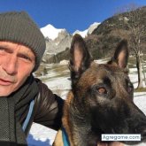 Pensionado. Busco pareja. Una pareja.