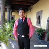 Encuentra Hombres solteros en Zináparo