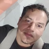 Trabajo. Busco conocer gente. Una