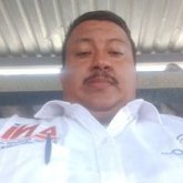 Busco pareja. Amigas. Un chico alegre.