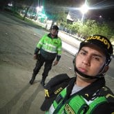 De todo un poco wuiero. Alegre, amable,