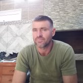 Operario. Chicas. Amigable. Tomar mate.