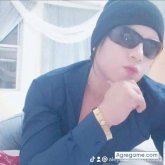 Travajo. Busco pareja. Sy. Latino.