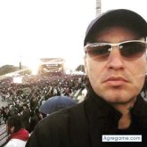 Busco hacer amistades. Una persona