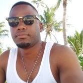 Una chica de 25 en afelante. Alto