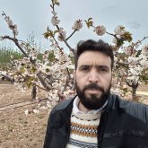 Una mujer simpática cariñosa. Hola,