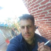 Mujeres lindas. Lindo soltero. Comer