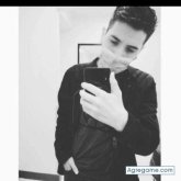 Delgado, guero. Honesto ,real. De todo.