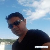 Mesero. Chicas. Sociable divettido