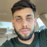 Trabajo. Busco ligar. Conocer.