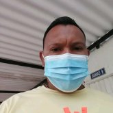 Empleado. Mujer seria.