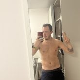 Busco pareja. Hola soy soltero guapo.