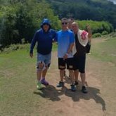 Alto acuerpado alegre trabajador.