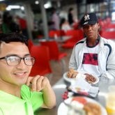 Mujer seria  y divertida en todos los