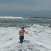 Mujer bonita alegre. Guapo joven sin