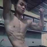 Busco hacer amistades. Nada en lo más