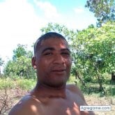 Mujer. Un hombre bueno. Jugar dominó.