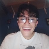 Soy algo alto inteligente y con lentes.