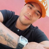 Trabajador. Busco conocer gente.