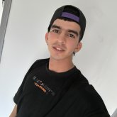 Una linda chica para salir y algo más.