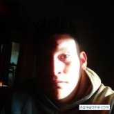 Chico trabajador y muy amante al amor.