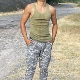 Mujer linda y amigable. Moreno amigable