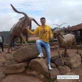 Busco pareja. Hombres. Una persona