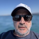 Mujer más joven, delgada y sin cargas