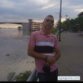 Mujer. Una persona alegre. Bailar pasear