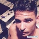 Funcionario. Esposa. Muy buen chico. El