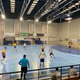 Atenta, guapa,buena,graciosa,amigable.