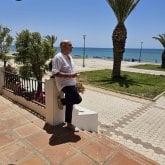 Mujer juguetona para amistad y