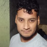 Trabajo. Busco conocer gente. Una