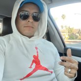 Mujer bonita cariñosa alegre. Separado