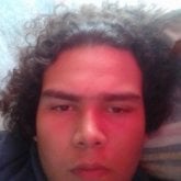 Hombre, ni flaco ni gordo. Soltero,