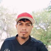 Trabajando. De buen cuerpo delgada.