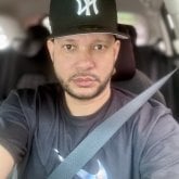 No. Pasa una noche en comy. Hombre alto