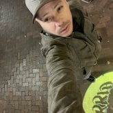 Mujeres de 21 a 50 👌. Just smiling,