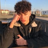 Estudiante. Busco ligar. Me gustaria