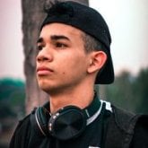 Cajero. Busco conocer gente.