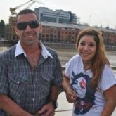 Busco pareja. Sería y después se