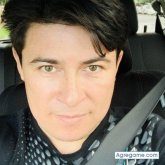 Una chica. Un chico divertido. Salir a