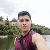 Bartender. Busco pareja. Mujer. Alegre.