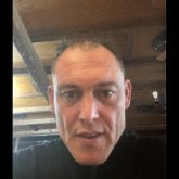 Mujere sería y educada. Normal y